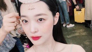 설리, ‘저고리 없는’ 한복…네티즌들 반응은?