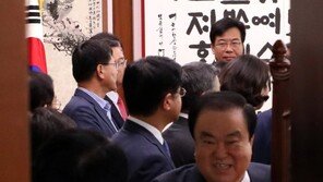 文의장 “이석기때도 압수수색해” vs 한국당 “사전에 전화 없어”