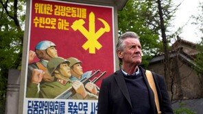 北서 촬영하던 英배우, 김일성·김정일 동상 앞서 주머니 손 넣고 있다가…