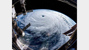 우주에서 본 태풍 짜미, 뚜렷한 ‘태풍의 눈’…“거대한 플러그 뽑은 듯”