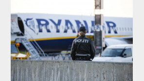 “기다려!”…공항 문 부수고 활주로서 비행기 쫓던 남성 체포