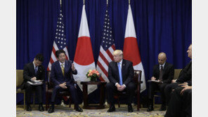 아베, 트럼프에 “미국산 무기 도입 늘리겠다”