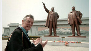 주머니에 손 넣고 김일성 동상 촬영하다 ‘혼쭐’