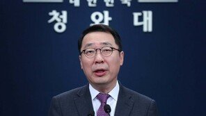 靑, ‘참모진 부당수령’ 의혹에 “정책자문료 지급…강력 유감, 법적 대응”