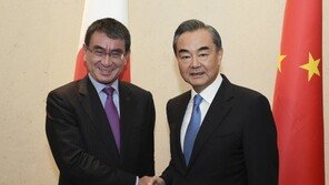 中日외교장관 회담…아베 10월 방중 일정 논의