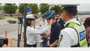 자전거 헬멧 의무화 첫날…경찰 홍보활동서 ‘노헬멧’ 수두룩