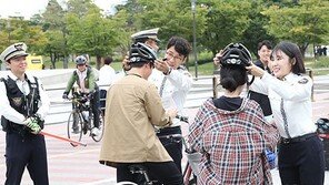 ‘자전거 헬멧 의무화’ 첫날 위반자 태반 …NYT “사망자 97% 헬멧 미착용”
