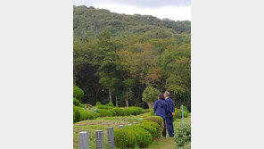 ‘연차’ 낸 文대통령, 뒤늦은 추석 성묘…경남 양산 선영 참배