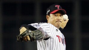 LG 봉중근, 은퇴식서 시구…김용의 주자로 깜짝 등장