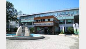 수영장 여자 탈의실 엿보다 들킨 공무직 직원…직위해제