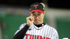 끝내 눈물 보인 봉중근, 팬-동료 환호 속 마운드 떠나다