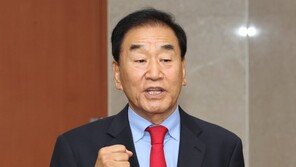 이재오 “靑,전임정부 적폐몰이하고 자신들은 신폐 생산”