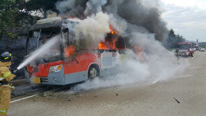 칠곡휴게소 앞 고속도로 달리던 버스에 불…승객 38명 대피