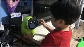 “만화 보고싶어!” 중국서 ‘아기 돌보미’ AI 로봇 뜬다