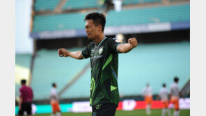 ‘김신욱 극장골’ 전북, 강원에 3-2 역전승…우승까지 6점 남았다