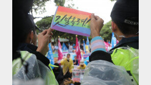 도로 위 눕고 트럭 밑에 들어가고…제주퀴어축제도 찬반 충돌