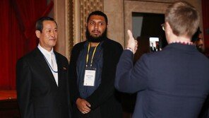 北 김성 유엔대사 등장하자, 여기저기서 플래시 세례