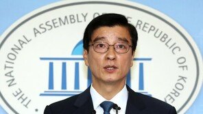 與 “北 리용호, 비핵화 확고한 의지 재천명”