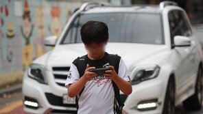 스마트폰 보며 걷다가 차도로 불쑥…교통안전 블랙홀 ‘스몸비와의 전쟁’