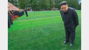 김책공대 방문한 김정은, 허리 굽혀 90도로 인사…文대통령 의식?