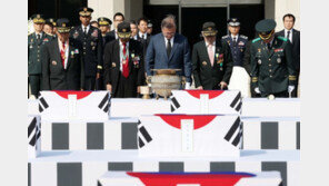 68년만에 돌아온 국군유해…文대통령, 거수경례로 봉송 배웅