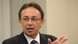 日 오키나와 지사 당선된 ‘美해병의 아들’