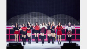 트와이스, 일본 첫 아레나투어 쾌조 스타트…‘떼창’의 도가니