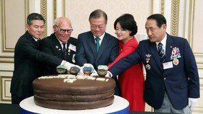 ‘국군의 날’ 情 나눈 文대통령…靑 경축연서 대형 초코파이·햄버거