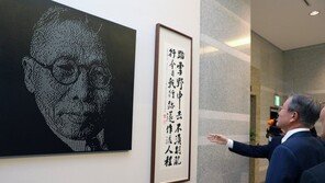 백범 김구 친필 앞에 멈춰선 文대통령…회의 참석 전 ‘짧은 감상’