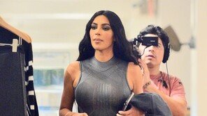 킴 카다시안, 초밀착 의상에도 굴욕無…‘독보적 몸매’