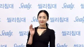 ‘36세’ 김민정, 언뜻보면 아직도 ‘애기애기’…포토존서 ‘활짝’