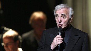 ‘프랑스 샹송 거장’ 샤를 아즈나부르 별세…향년 94세