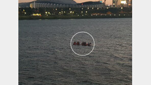 캄캄한 밤 뱃놀이, 위태로운 한강카약