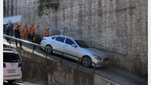 사찰 입구 내리막길에 누워있던 50대 여성 승용차에 치여 중상