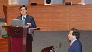 심재철 “정부가 책임 뒤짚어 씌워” vs 김동연 “정말 억울한 것 많다”