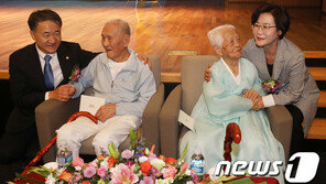 100세 맞은 어르신에 靑이 보낸 생신선물은? 文대통령 축하카드도