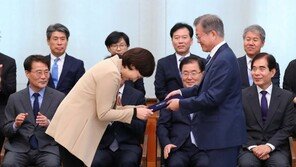 文대통령, 유은혜에 “인사청문회 시달린 분들 일 더 잘한다”