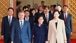 시어머니와 임명식 참석한 유은혜 장관…文대통령 “시어머니는 처음”