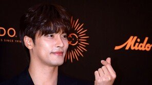 [포토] 성훈 ‘제 마음을 받으세요!’