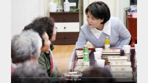 김정숙 여사, 靑 인근 경로당 ‘깜짝 방문’…떡 대접하고 담소