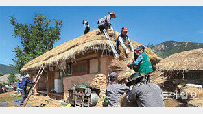 2일 첫 서리… 초가집 겨울나기 준비
