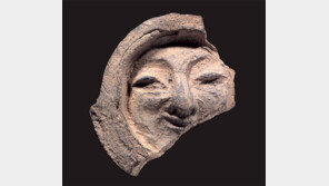 ‘신라의 미소’ 얼굴무늬 수막새 ‘보물’ 된다