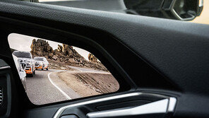 사이드미러 대신 삼성 OLED… 아우디 첫 전기차에 ‘e-트론’ 탑재