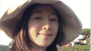 ‘52세 맞아?’ 김희애, 제주서 ‘초절정 동안’ 외모 과시