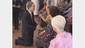 무릎 꿇은 하토야마 前 日총리… 합천 원폭피해자 찾아 위로