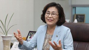 유쾌한 유승희 “심재철 명백한 불법, 野 후안무치” 발끈