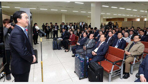 南조명균 “평양이 이웃 같다” 北리선권 “기쁜 방문될 것”