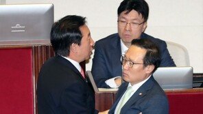 野, 유은혜에 “사퇴하라” 고성…홍영표-김성태 몸싸움도