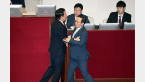 여야, 대정부질문서 유은혜 공방…원내대표간 몸싸움도