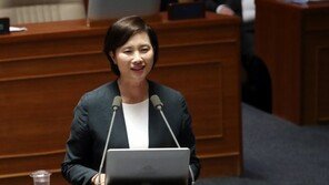 유은혜, 국회서 ‘혹독’ 데뷔전…野 “인정못해” 與 “흠집내기”